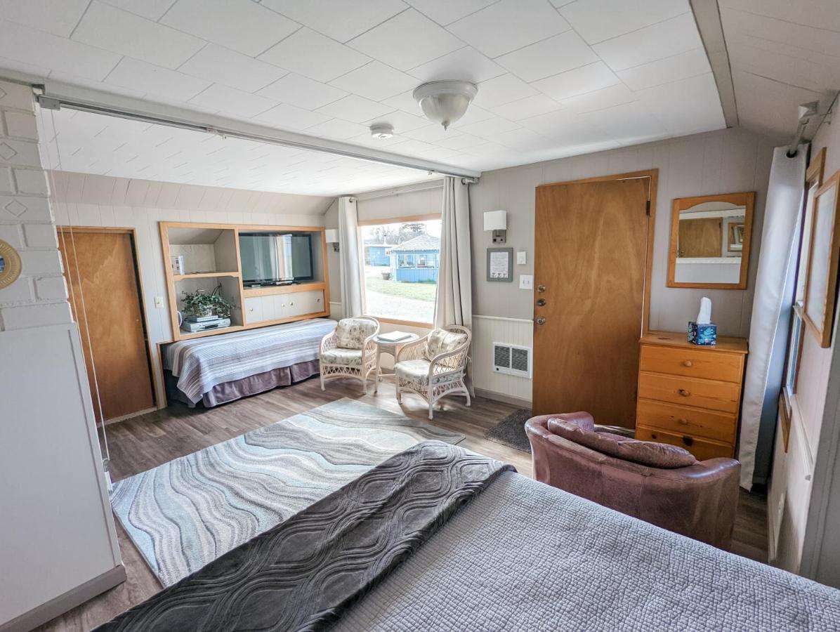 Juan De Fuca Waterfront Hotel & Cottages Скуим Екстериор снимка