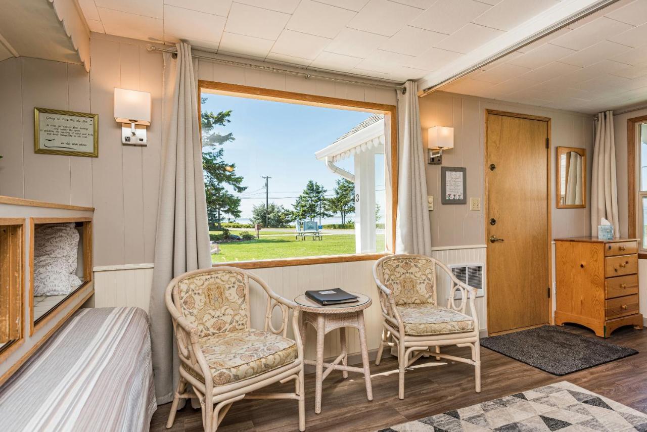 Juan De Fuca Waterfront Hotel & Cottages Скуим Екстериор снимка