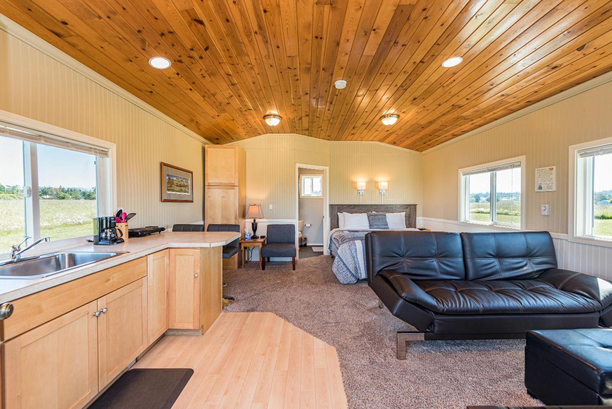 Juan De Fuca Waterfront Hotel & Cottages Скуим Екстериор снимка