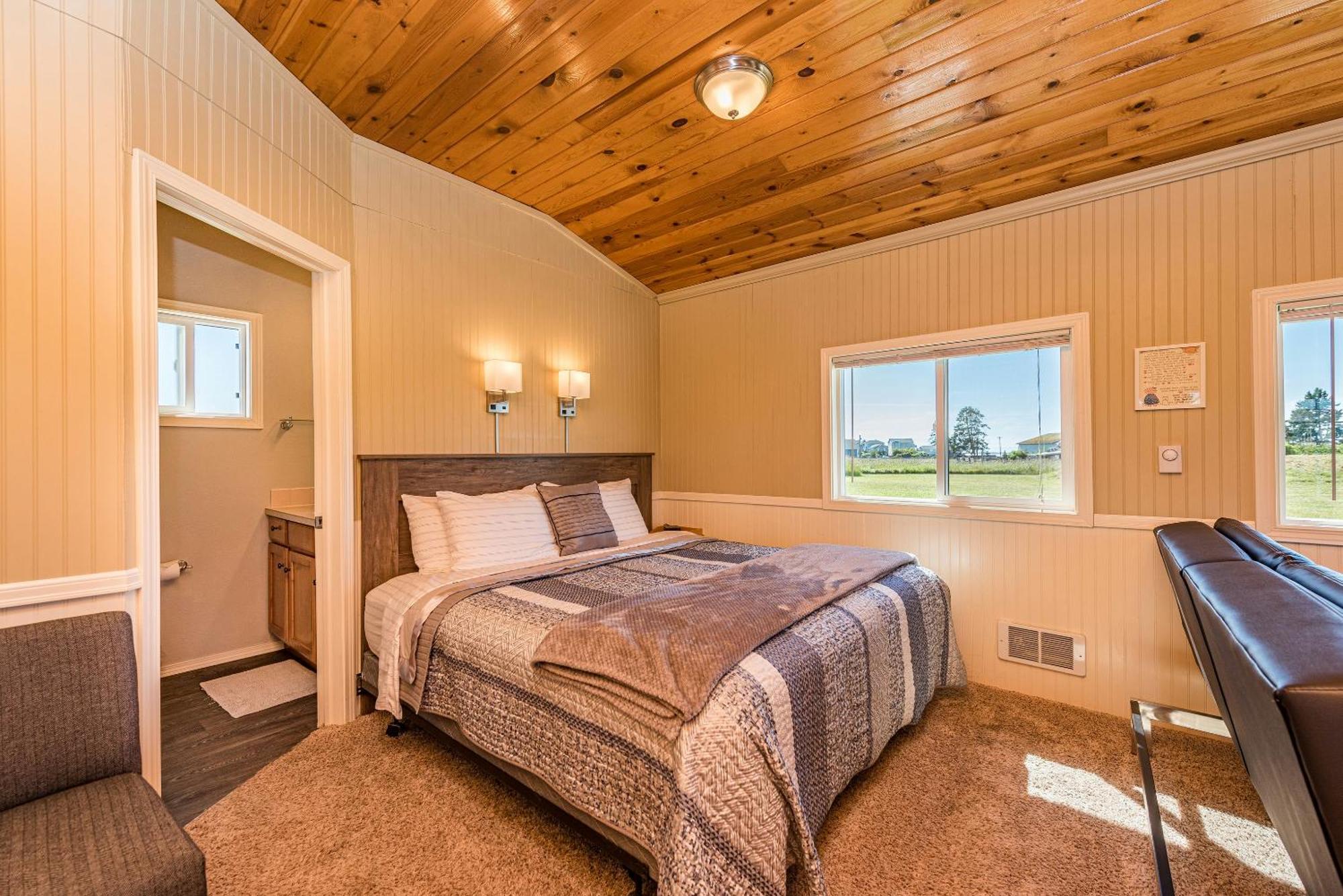 Juan De Fuca Waterfront Hotel & Cottages Скуим Екстериор снимка