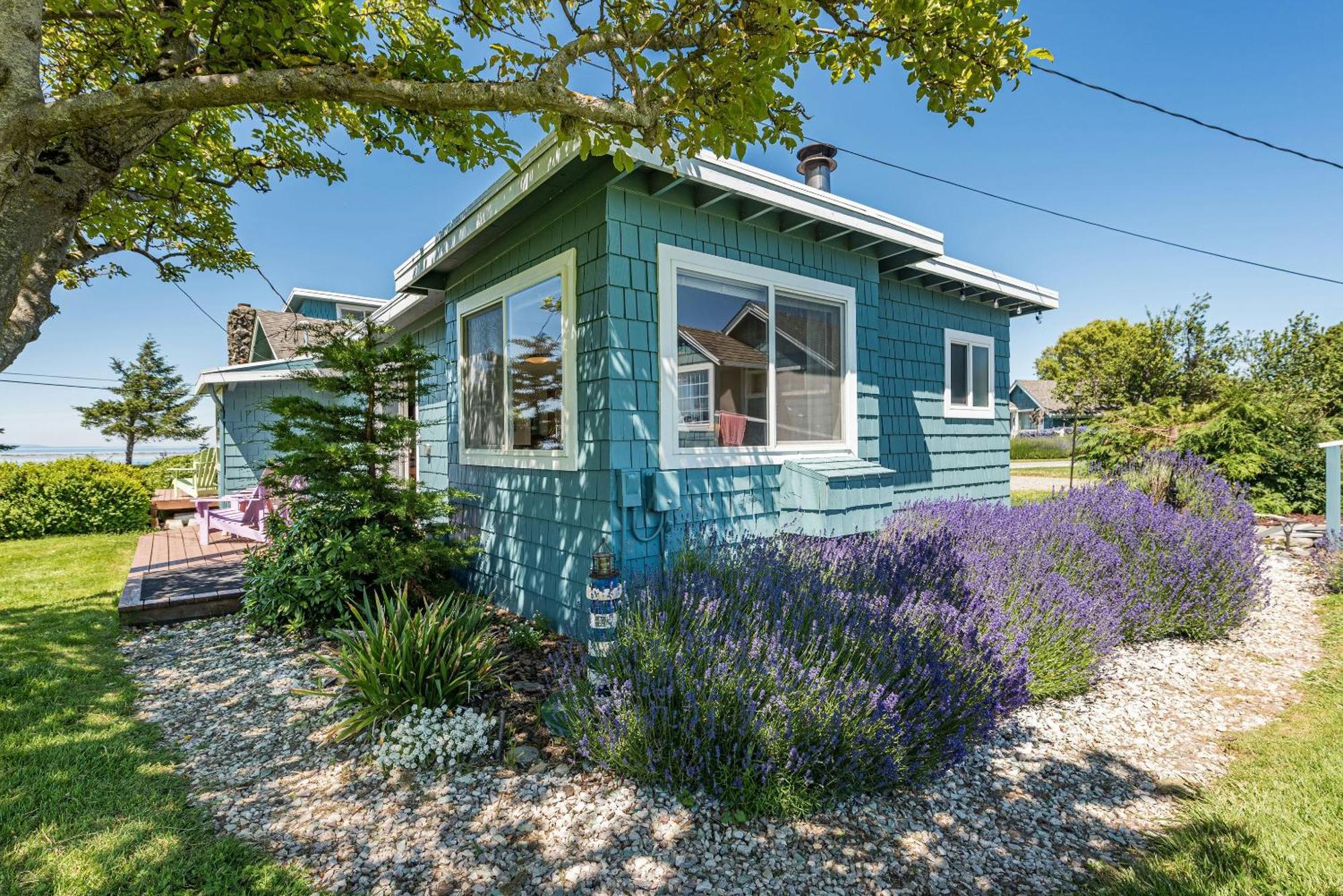 Juan De Fuca Waterfront Hotel & Cottages Скуим Екстериор снимка