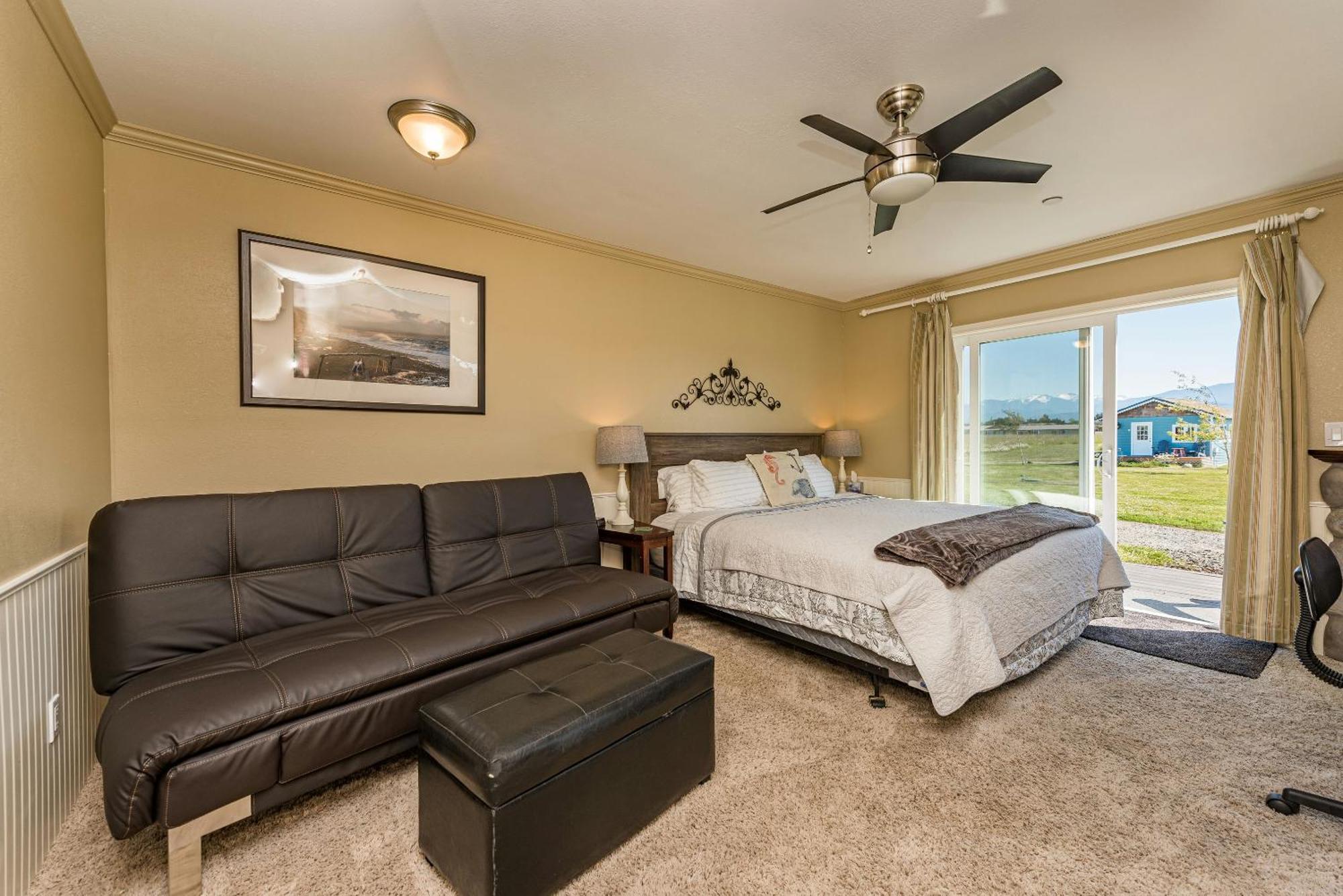 Juan De Fuca Waterfront Hotel & Cottages Скуим Екстериор снимка