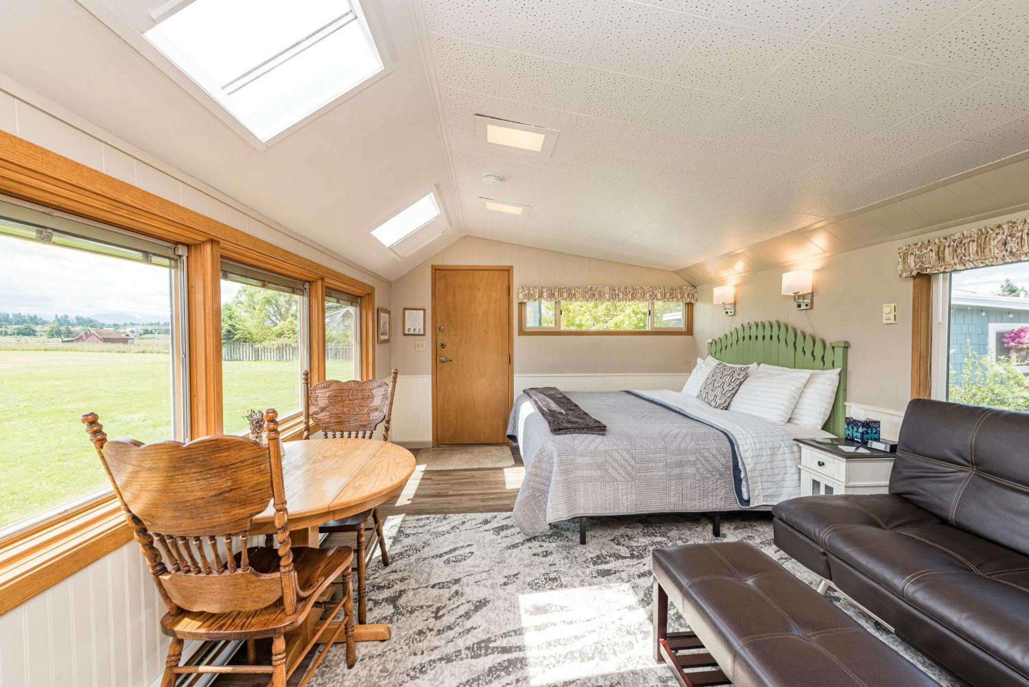 Juan De Fuca Waterfront Hotel & Cottages Скуим Екстериор снимка