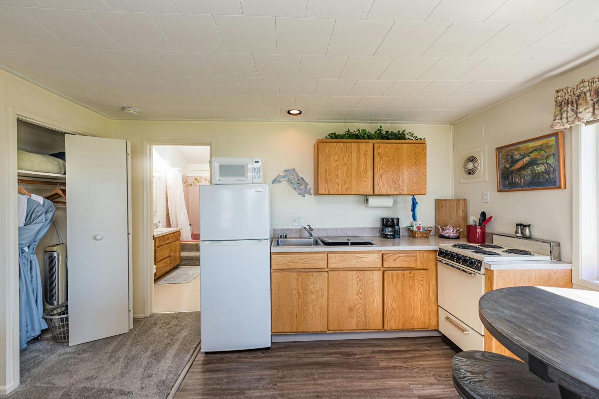Juan De Fuca Waterfront Hotel & Cottages Скуим Екстериор снимка