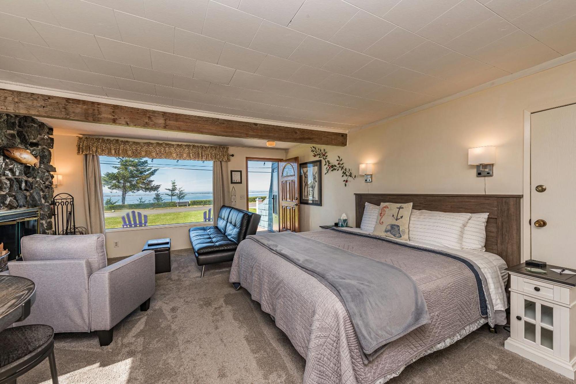 Juan De Fuca Waterfront Hotel & Cottages Скуим Екстериор снимка