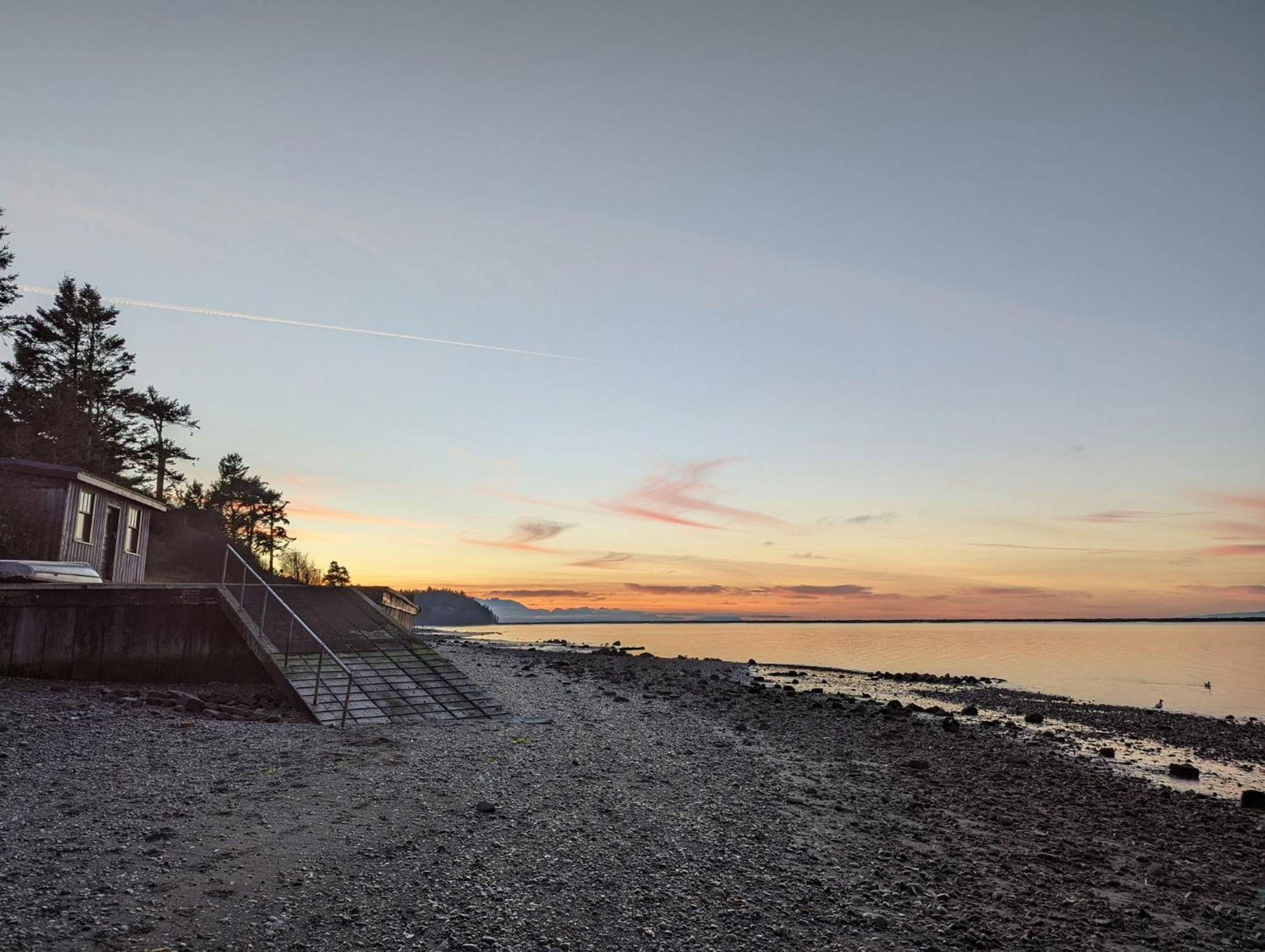 Juan De Fuca Waterfront Hotel & Cottages Скуим Екстериор снимка