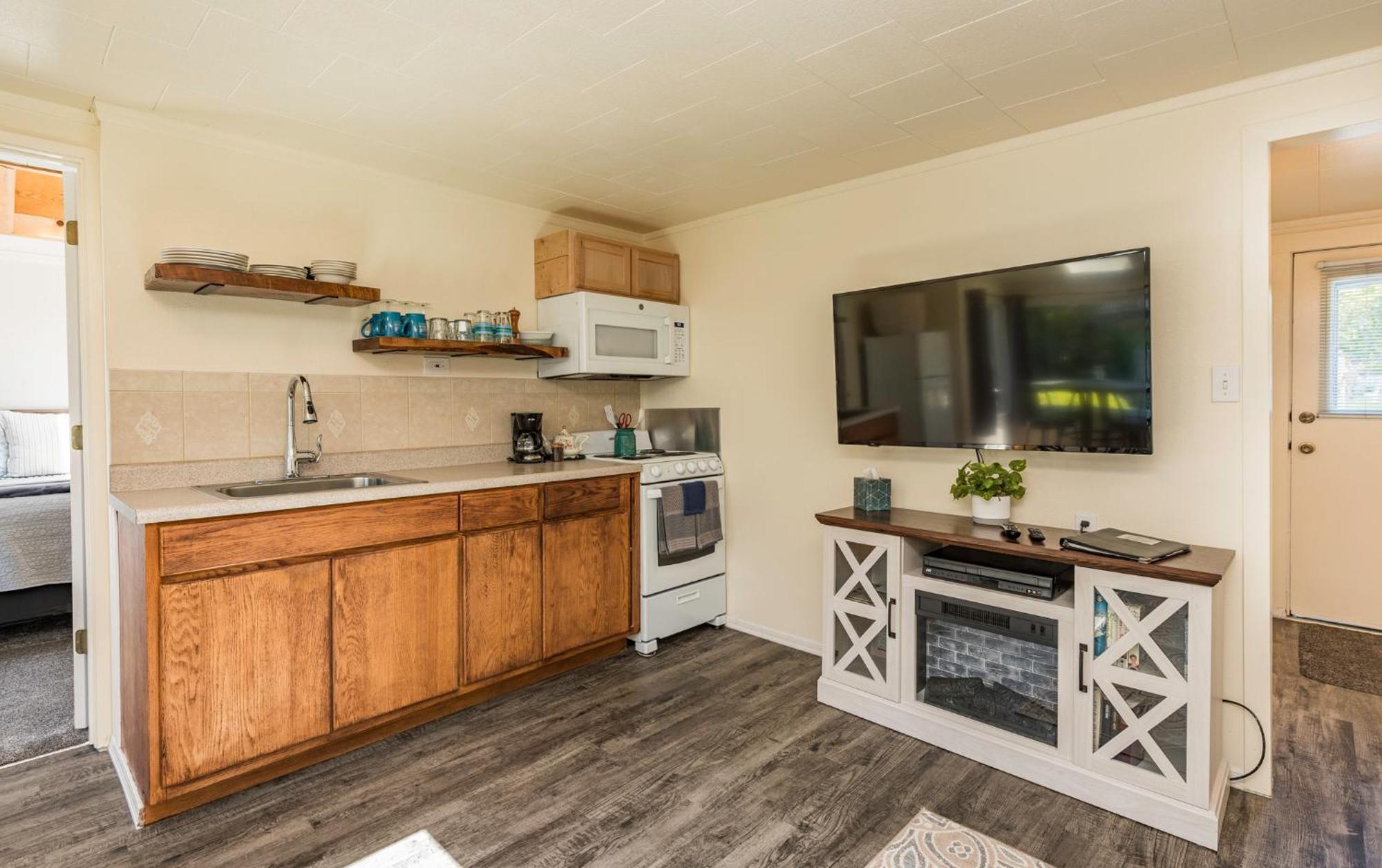 Juan De Fuca Waterfront Hotel & Cottages Скуим Екстериор снимка