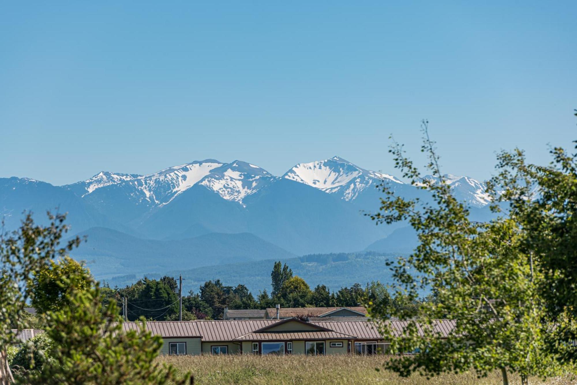 Juan De Fuca Waterfront Hotel & Cottages Скуим Екстериор снимка