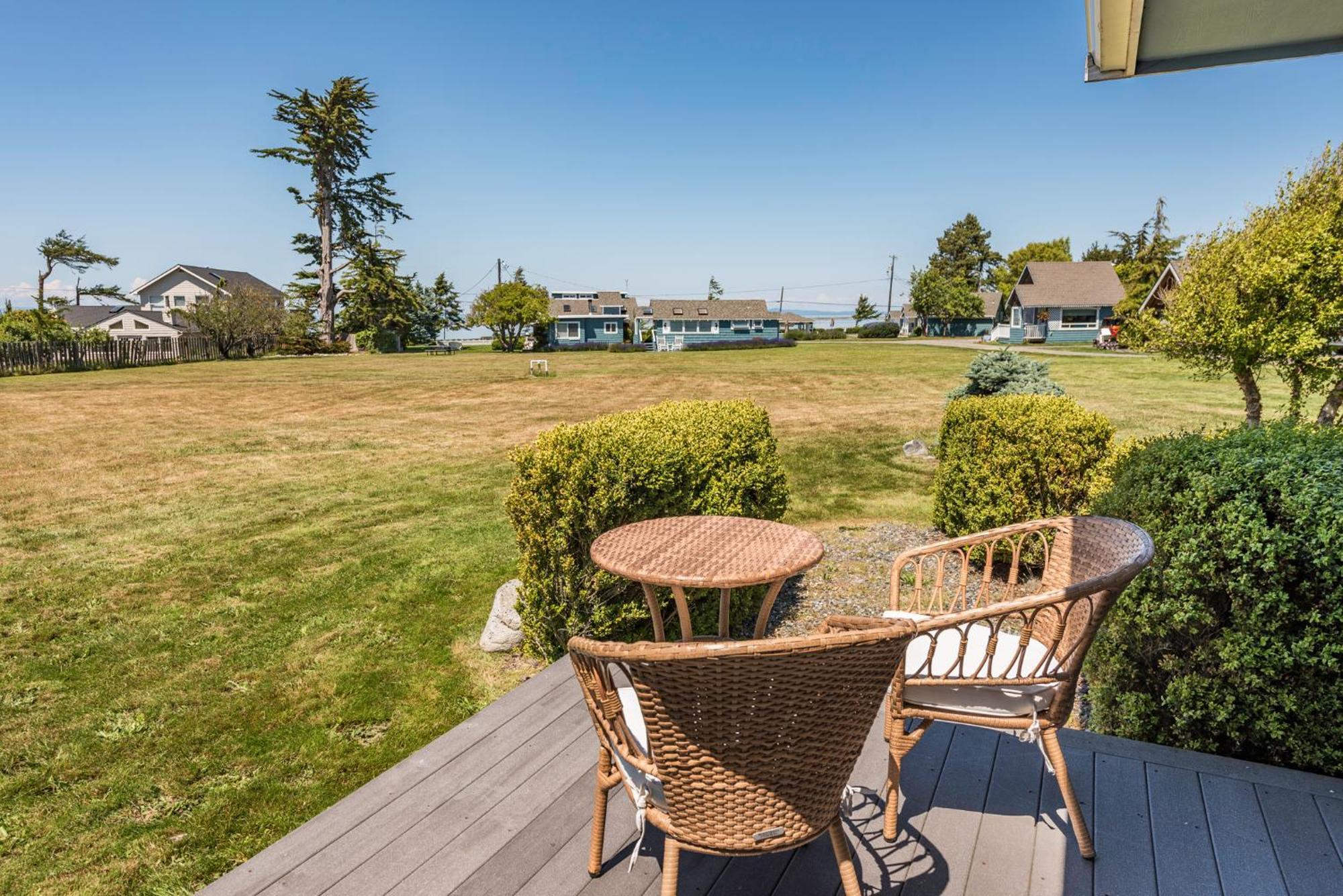 Juan De Fuca Waterfront Hotel & Cottages Скуим Екстериор снимка