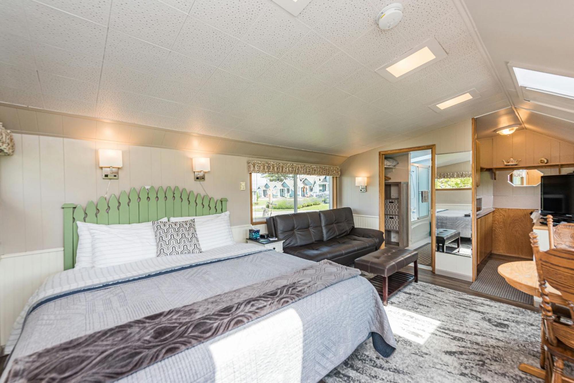 Juan De Fuca Waterfront Hotel & Cottages Скуим Екстериор снимка