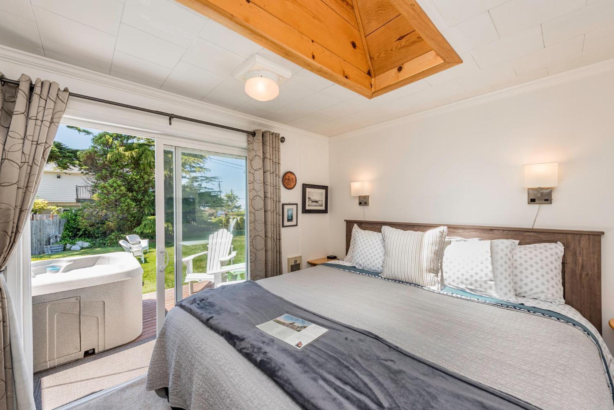 Juan De Fuca Waterfront Hotel & Cottages Скуим Екстериор снимка