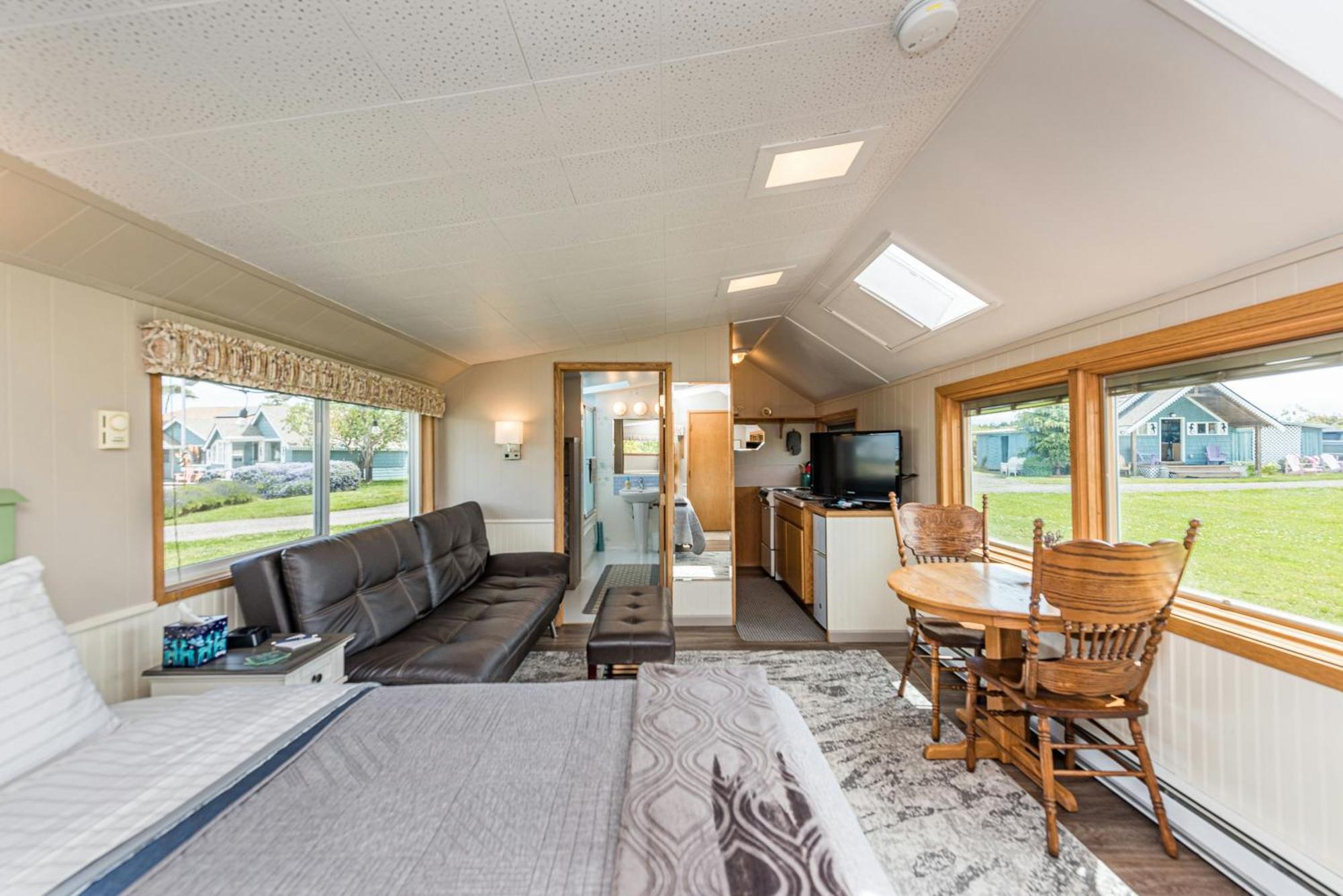 Juan De Fuca Waterfront Hotel & Cottages Скуим Екстериор снимка