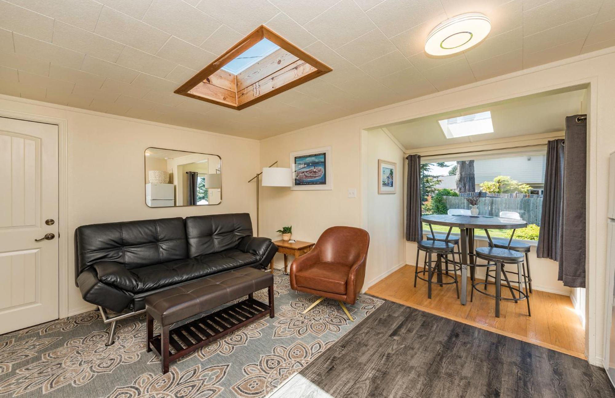 Juan De Fuca Waterfront Hotel & Cottages Скуим Екстериор снимка