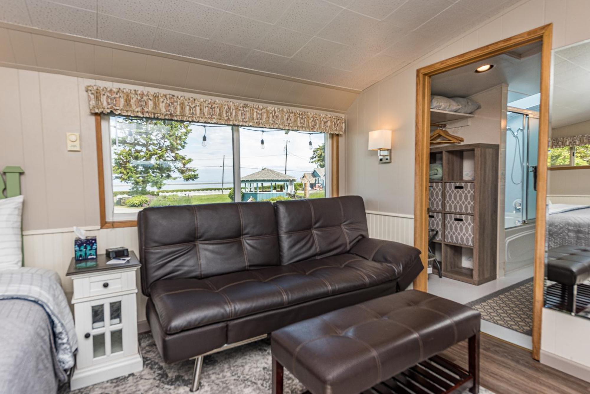Juan De Fuca Waterfront Hotel & Cottages Скуим Екстериор снимка