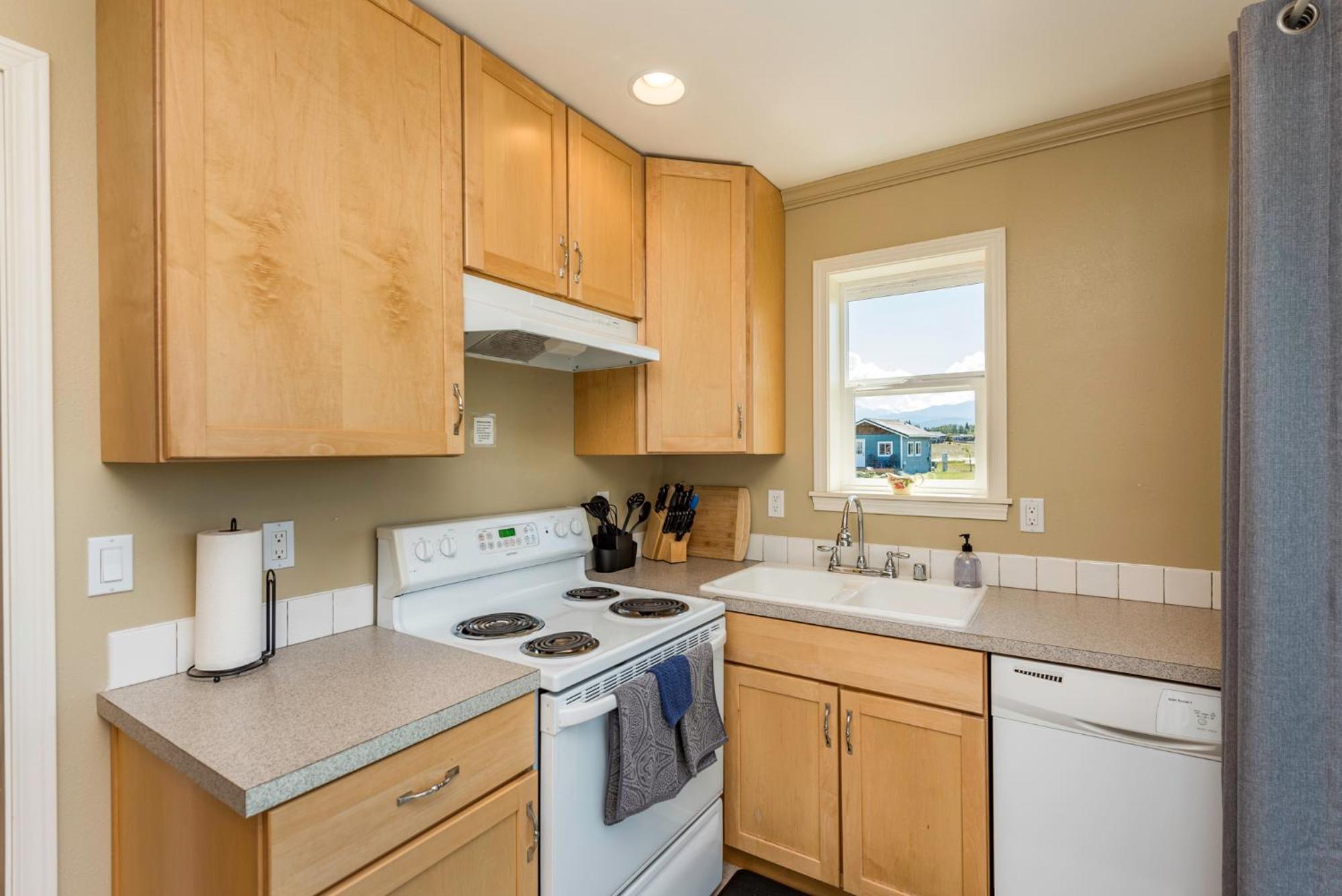 Juan De Fuca Waterfront Hotel & Cottages Скуим Екстериор снимка