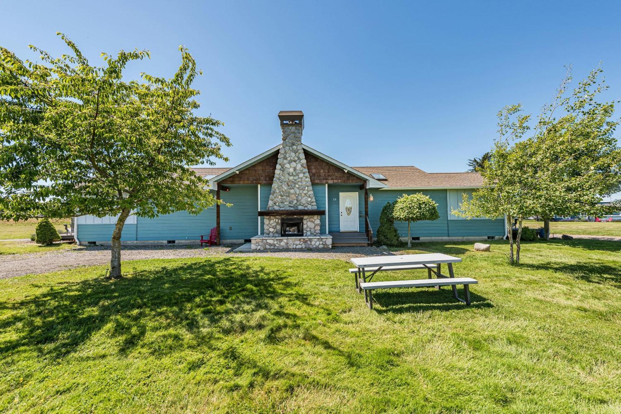 Juan De Fuca Waterfront Hotel & Cottages Скуим Екстериор снимка