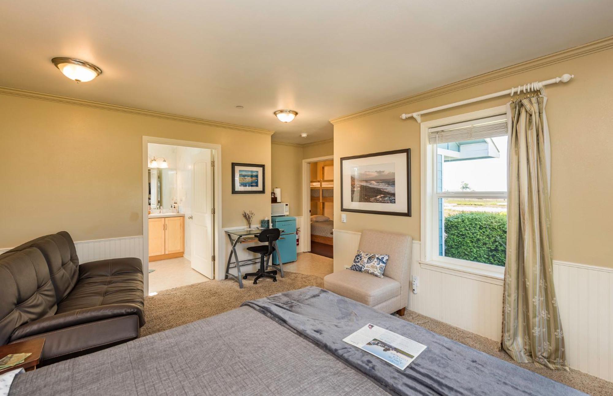 Juan De Fuca Waterfront Hotel & Cottages Скуим Екстериор снимка