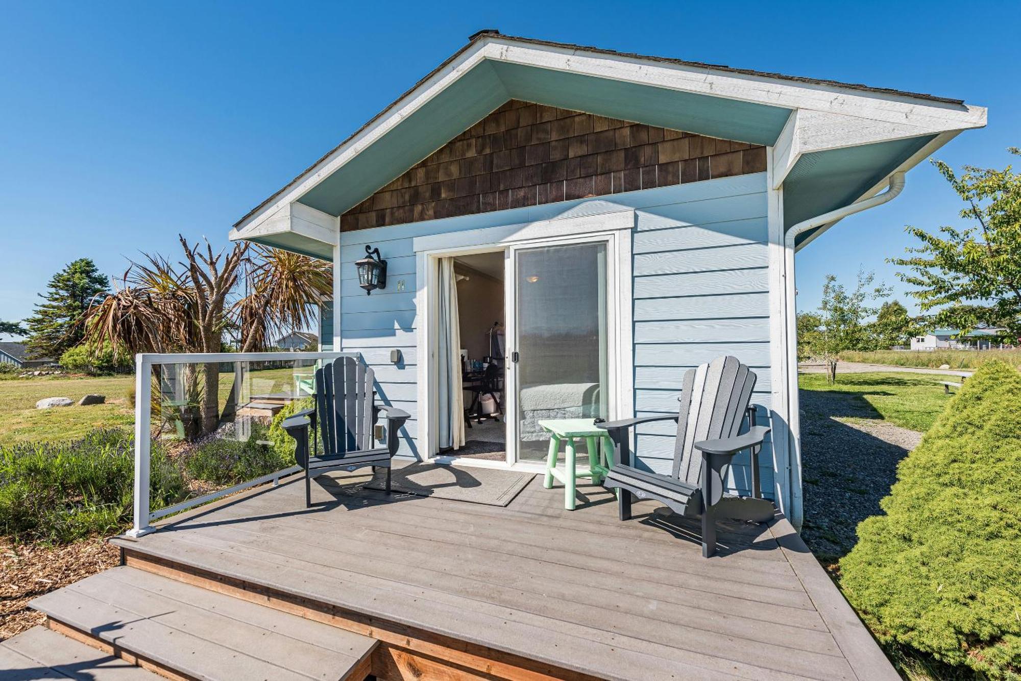 Juan De Fuca Waterfront Hotel & Cottages Скуим Екстериор снимка