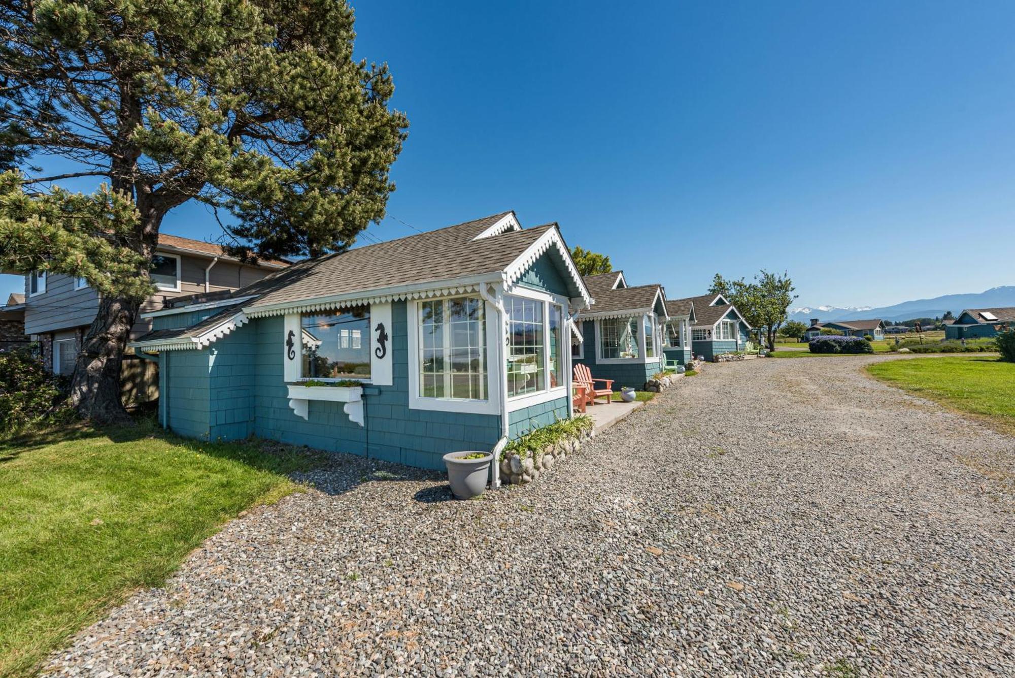 Juan De Fuca Waterfront Hotel & Cottages Скуим Екстериор снимка